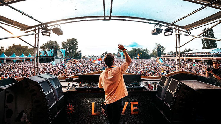 DJ optreden tijdens vakantieborrel op Tomorrowland