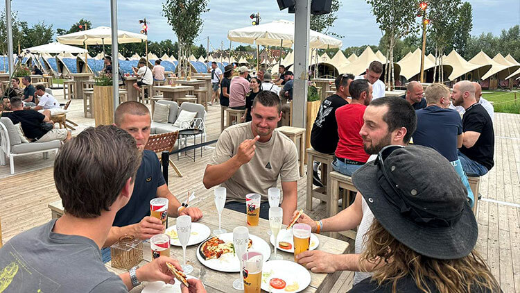 Collega’s genieten van eten en drinken bij Dreamville