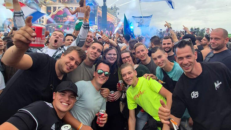 Groepsfoto tijdens bedrijfsuitje naar Tomorrowland