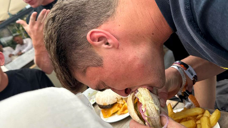 Hamburger eten tijdens Tomorrowland