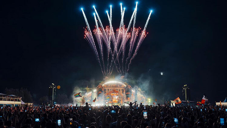 Avond sfeer met lichtshow tijdens Tomorrowland