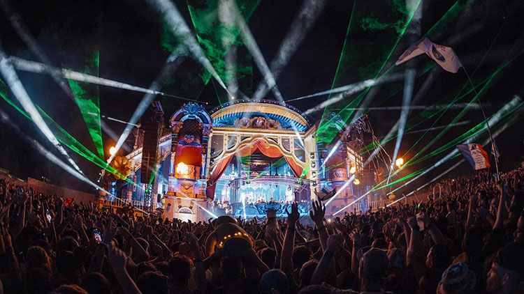 Sfeer en muziek tijdens het Tomorrowland festival
