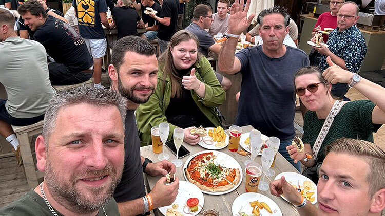 Samen genieten van vakantieborrel op het festivalterrein