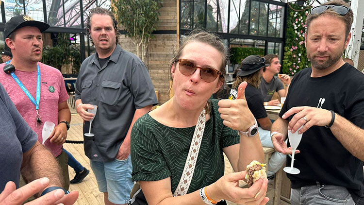 Ontvangst met bubbels bij Dreamville tijdens vakantieborrel