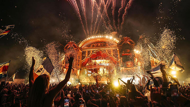 Spectaculaire show op The Gathering podium van Tomorrowland