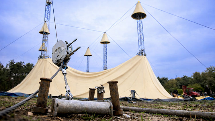 Tentenbouwers aan het werk