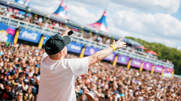 DJ geeft feestje of Intents