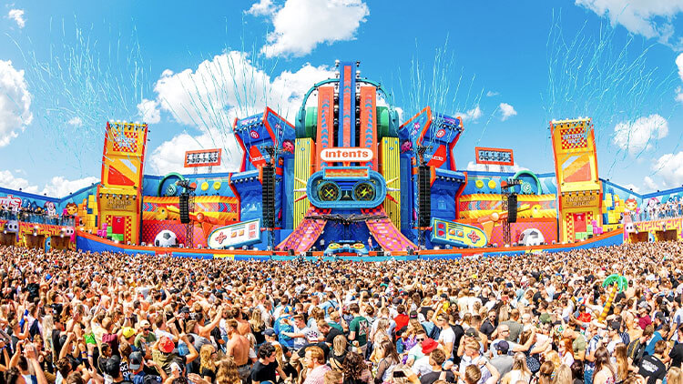 Festivalpubliek voor het podium van Intents