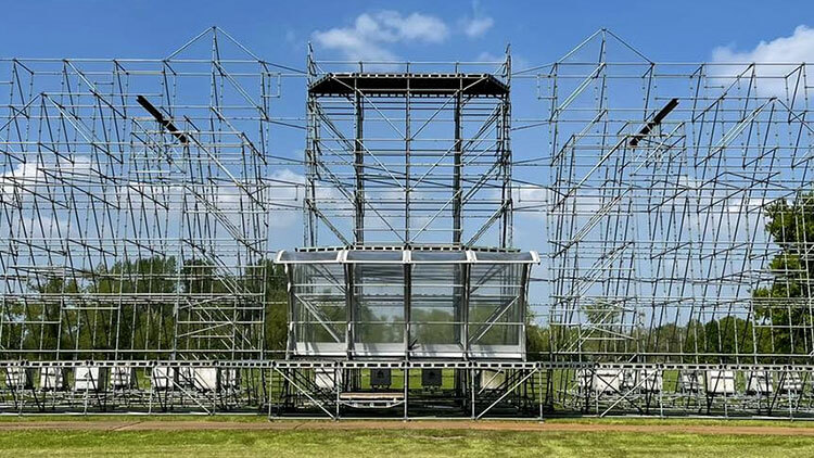 Opbouw van het middenstuk van het podium bij Intents Festival