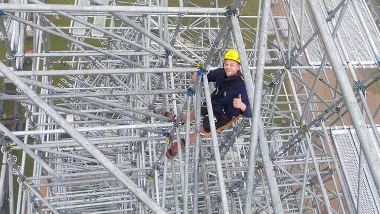 Opbouw van Intents Festival op een leeg terrein in Oisterwijk