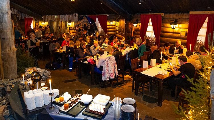 Gezellig diner tijdens een avond in Lapland