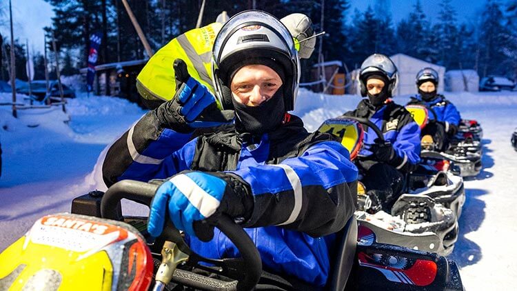 Ice karten op een ijsbaan tijdens activiteit in Lapland