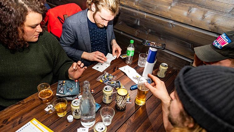 Gezellige pubquiz avond met veel gelach tijdens de reis