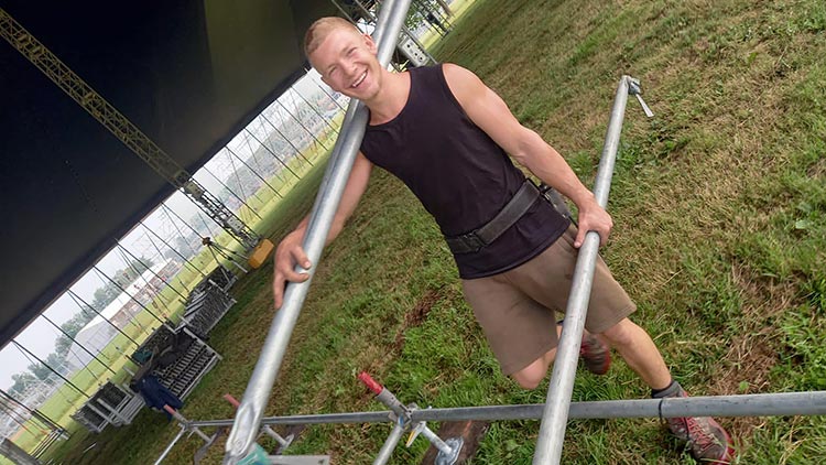 Don is een festivaltent aan het opbouwen