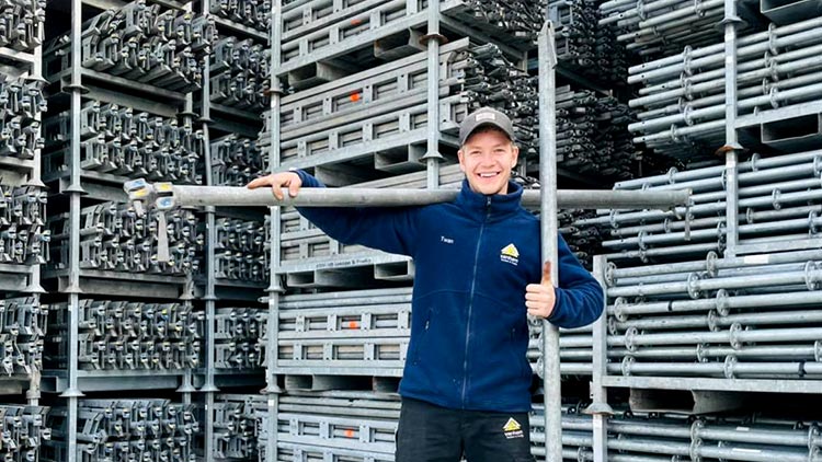 Don checkt de voorraad Layhermateriaal