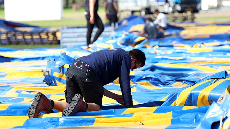 Gert-Jan tent opbouwen evenement