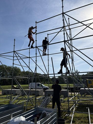 podium bouwen met steigermateriaal